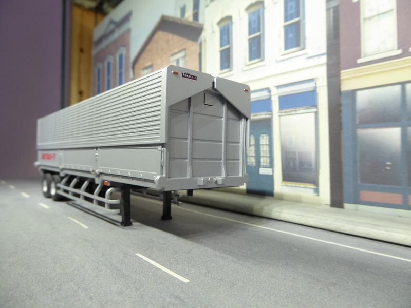 Illustration for article titled Hot Sixty 4th: Truckin' Thursday with Tomica Trailer